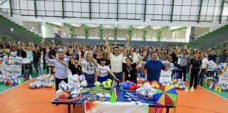 Rodrigo Pinheiro entrega materiais esportivos, assina ordem de serviço para a instalação de quatro cobertas e anuncia construção de uma nova quadra na Escola Municipal Presidente Kennedy