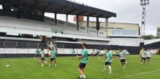 Central faz primeiro treino no novo gramado do Lacerdão