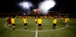 Torcida do Sport apoia o time em treino pré-jogo contra o Botafogo-SP