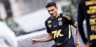 Tiquinho Soares próximo do Sport